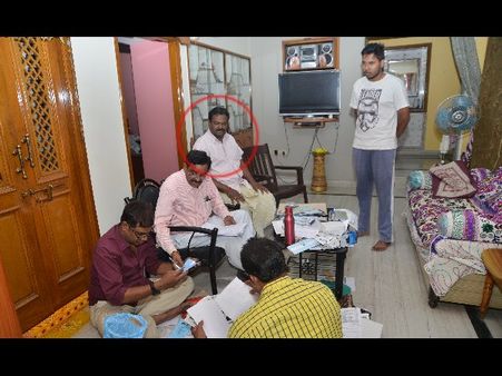 అవినీతి చేప, కళ్లు తిరిగే ఆస్తులు: డ్రైవర్లకే ఉంటాయి మాకుండవా అని ప్రశ్న (పిక్చ)