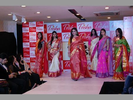 చీరలోనే అందమంతా: తారల హొయలు(పిక్చర్స్)