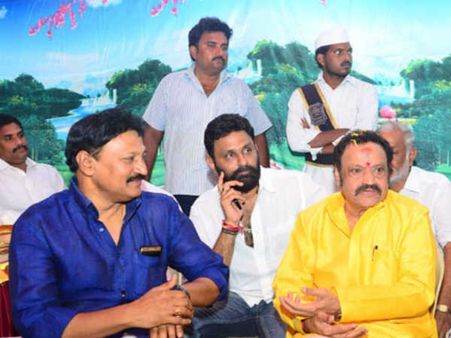 ఏం జరుగుతోంది?: హరికృష్ణ వెంట కొడాలి నాని 