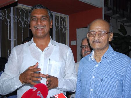 కెసిఆర్ పవర్ పాయింట్ ప్రజంటేషన్ భేష్: హరీష్‌తో నిపుణుడు