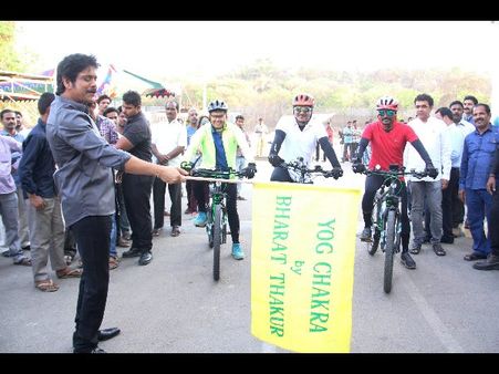 జెండా ఊపి సైకిల్ తొక్కిన నాగార్జున (ఫోటోలు)