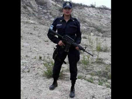 వక్షోజాలు చూడండి!: మహిళా పోలీస్ టాప్‌లెస్ సెల్ఫీ