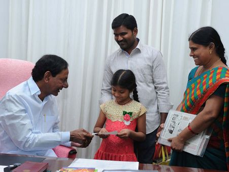 ముగ్ధుడైన సీఎం: బాగా చదువుకోవాలంటూ 10 లక్షల చెక్ ఇచ్చారు