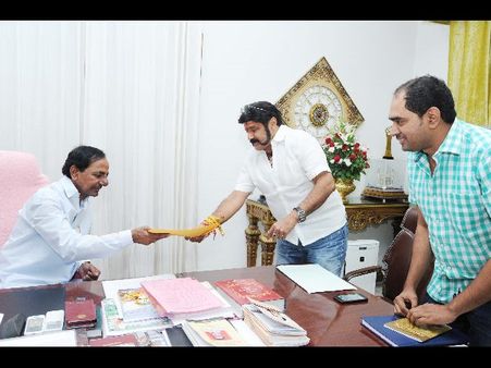 అమరావతి చరిత్రపై సినిమా: కెసిఆర్‌‍ను కలిసిన బాలకృష్ణ