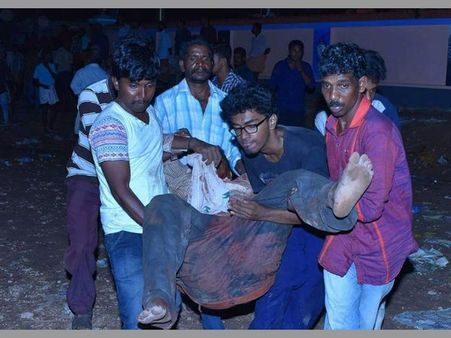 పొద్దున్నే మనసు కలిచివేసింది: కేరళ ఆలయ ప్రమాదంపై మోడీ (పిక్చర్స్)