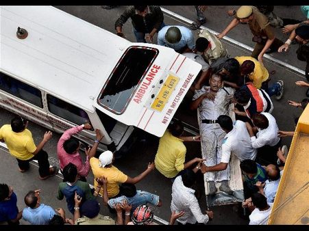 ప్లైఓవర్ ఘటనపై రాజకీయం: సగటు బెంగాలీ మాటిదీ?