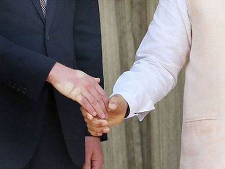 మోడీతో షేక్‌హ్యాండ్: బ్రిటన్ ప్రిన్స్‌కి అచ్చు(వీడియో)