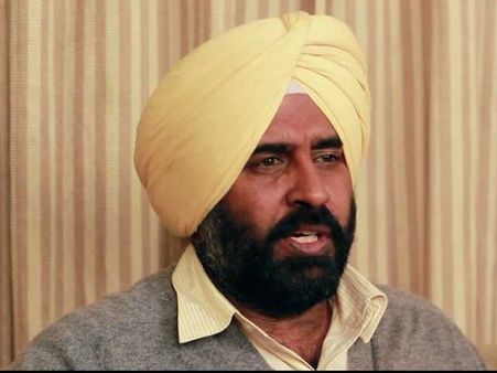 షాక్: కారు తీయమన్నందుకు ఎమ్మెల్యేను కొట్టాడు