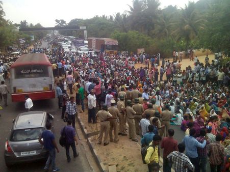 అట్టుడికిన బెంగళూరు: వెనక్కి తగ్గిన ప్రభుత్వం