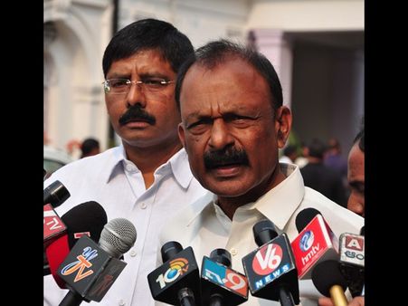 చంద్రబాబు కొంటున్నారు: 'పార్టీ మారే ఎమ్మెల్యేలు భిక్షగాళ్ల కంటే హీనులు'