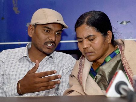 బుద్ధిజం స్వీకరించిన వేముల రోహిత్ తల్లి రాధిక, సోదరుడు