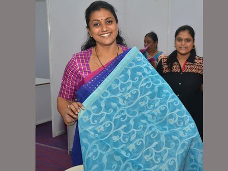 'ఫ్యాషన్ గర్ల్': చీర గొప్పతనంపై రోజా (ఫోటోలు)