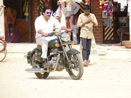 పొలిటిక్స్‌కు దెబ్బ: పవన్ కల్యాణ్ సర్దార్‌పై కుట్ర?