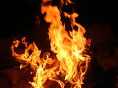 బహిర్భూమికి వెళ్లి వచ్చిన నవవధువుపై కిరోసిన్ పోసి నిప్పంటించారు