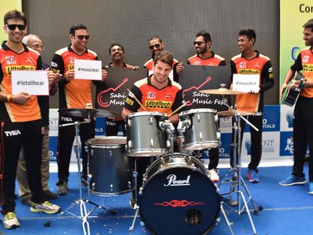 అపోలోలో సన్‌రైజర్స్ ఆటగాళ్ల సందడి(పిక్చర్స్)