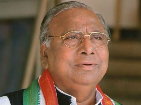 ధర్మాసనం వైపు దూసుకెళ్లాడు: ఎంపీ వీహెచ్‌పై హైకోర్టు ఆగ్రహం