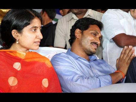 'సాక్షిలో అసత్య ప్రచారం': జగన్, భార్య భారతిలపై కేసు