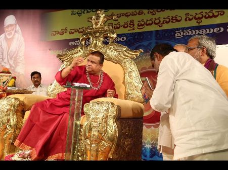 సాయిబాబా: దూసుకొచ్చి, భక్తుల ముందే బాబాల ఫైట్