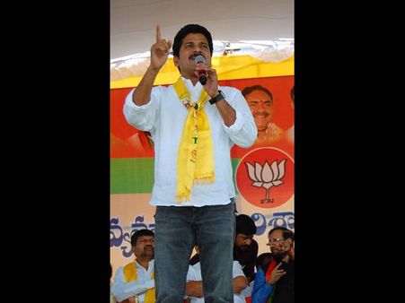 నిన్న 'ఎన్టీఆర్' వివాదంలోకి కెసిఆర్‌ను, నేడు వైసిపిపై రేవంత్ ఆశ్చర్యకర వ్యాఖ్య