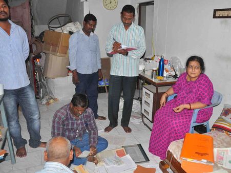 అమ్మో! ఏం తెలివి!!: ఈ లేడీ ఆఫీసర్‌కు దిమ్మ దిరిగే ఆస్తులు (పిక్చర్స్)