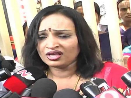 ఐఏఎస్ అధికారిణితో భర్త వివాహం: కంటతడి పెట్టిన నటి పూజిత