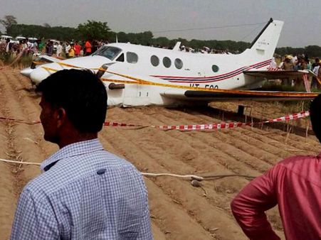 ఢిల్లీలో పొలాల్లో కూలిన ఎయిర్ అంబులెన్స్