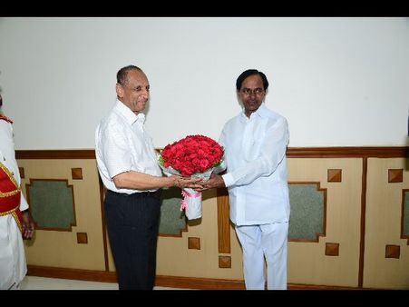 వేడుకలకు రండి: గవర్నర్‌తో కెసిఆర్, కళాకారులు, పోలీస్ రిహార్సల్స్(పిక్చర్స్)