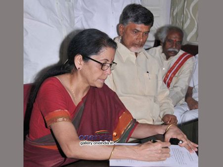 హోదా, నిర్మలా సీతారామన్: తిడుతున్నా... బీజేపీపై బాబు మౌనం వెనుక!