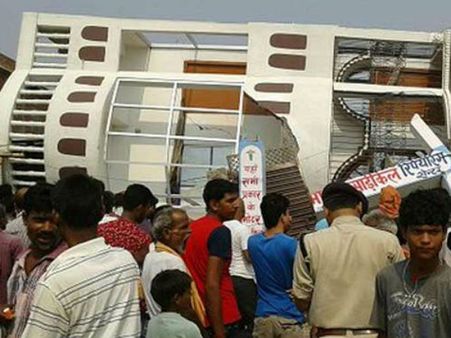 షాకింగ్: పేకమేడలా కూలిన మూడంతస్తుల భవనం