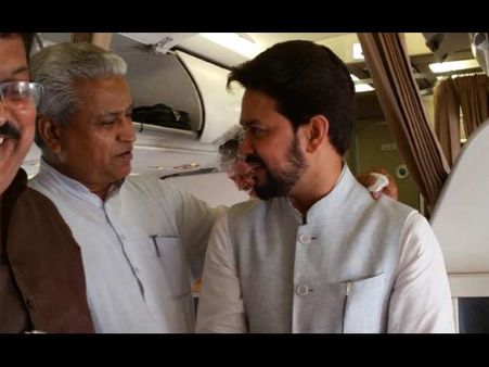 బీజేపీ నేతల స్పెషల్ ఫ్లైట్: ఏం జరగింది? (ఫోటోలు)