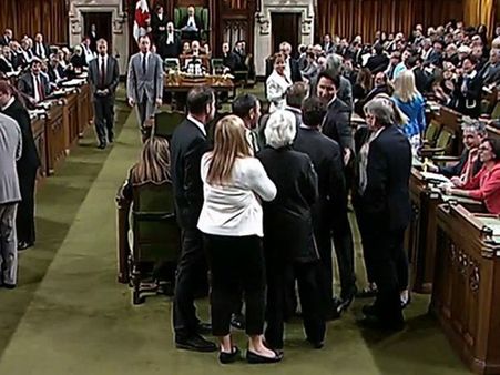 మహిళా నేత ఛాతిపై మోచేయి వేసి నెట్టిన ప్రధాని!