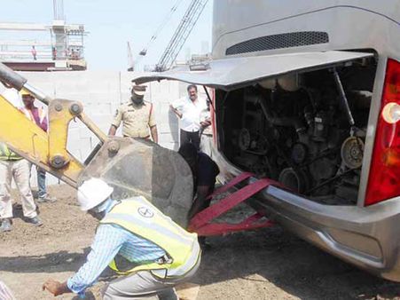 చంద్రబాబుకు చేదు అనుభవం: మట్టిలో కూరుకుపోయిన ఐదు కోట్ల బస్సు