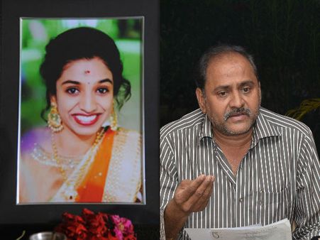 దేవి మృతి.. 7 నిమిషాల్లోనే: అనుమానాలు తొలిగాయి.. తండ్రి (పిక్చర్స్)