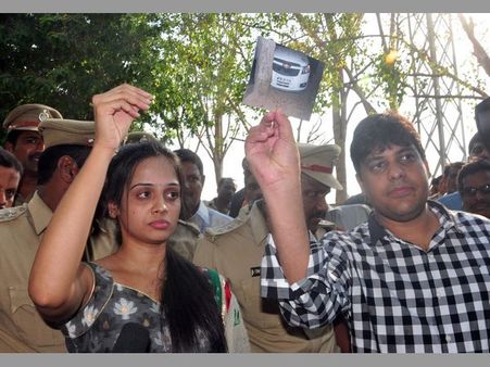 మూడో వ్యక్తి: బీటెక్ విద్యార్థిని దేవిని లైంగికంగా వేధించి చంపేశారా? (పిక్చర్స్)