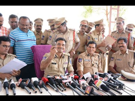 ఇదే నాటుతుపాకీ: రీఛార్జీ ఆధారంగా కాల్పుల కేసులో నిందితుల అరెస్ట్(పిక్చర్స్)