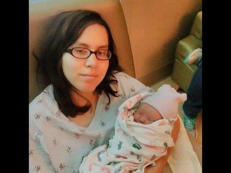 విషాదం: తల్లి గట్టిగా హత్తుకోవడంతో శిశువు మృతి