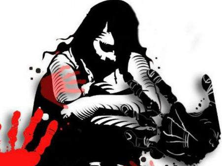 స్మార్ట్ చోరీ.. స్కర్ట్ కింద 24 బీర్ లతో మహిళ ఎస్కేప్..