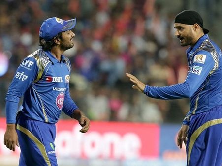 తిట్టి సారీ చెప్పిన భజ్జీ, కోపంతో వెళ్లిపోయిన రాయుడు (వీడియో)