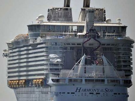 నీటిపై సిటీ: ఈఫిల్ టవర్‌కన్నా ఎత్తైన భారీ నౌక(ఫోటో)