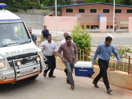 ఆ 15 నిమిషాలు ఎంతో కీలకం: చరిత్ర పుటల్లోకి జీజీహెచ్ (ఫోటోలు)