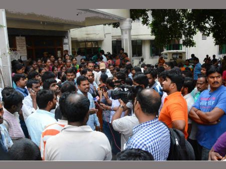 కోఠి ప్రసూతి ఆసుపత్రిలో వైద్యం అందక గర్భిణీ మృతి: కడుపులోనే మరణించిన శిశువు