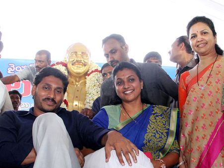 'రాజధాని' హడావుడి వెనుక..: బాబుపై ఆధారాలు చూపిన రోజా!