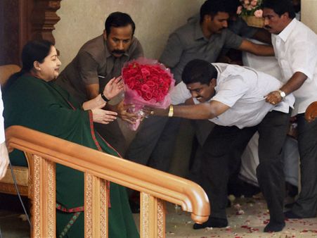 జయలలిత గెలుపు, కరుణానిధి కొడుకు సంబరాలు!