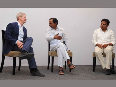 ఐఫోన్లు ఇక్కడే తయారు చేయండి: కుక్‌తో కెసిఆర్, తొలి సీఎం అని కుక్(పిక్చర్స్)