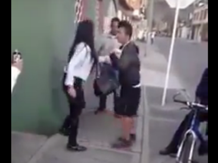 దొంగ బెంబేలు: పట్టుకుని నగ్నంగా నిలబెట్టింది(వీడియో)