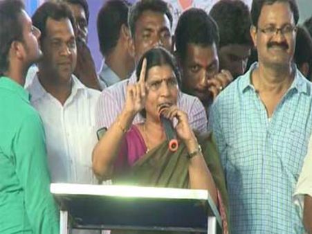 ఫిరాయింపులు, ప్రాజెక్టులు, వెన్నుపోటు రాజకీయాలు: బాబును ఏకేసిన లక్ష్మీపార్వతి