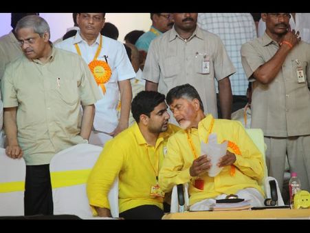 లోకేష్‌కు మంత్రి పదవి, బాబు ఆగ్రహం: తండ్రీకొడుకుల చెవిలో గుసగుస (పిక్చర్స్)