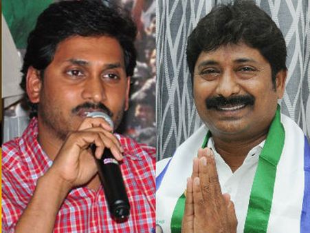 టిడిపిలోకి మరో ఎమ్మెల్యే, తగ్గుతున్న జగన్ బలం: బాబు 'అలా' దెబ్బతీసేనా?