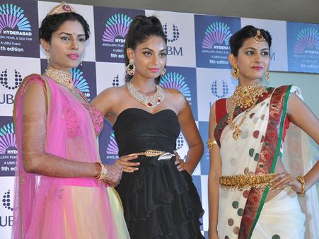 అందానికి ఆభరణాలు తొడిగితే ఇలాగే(పిక్చర్స్)