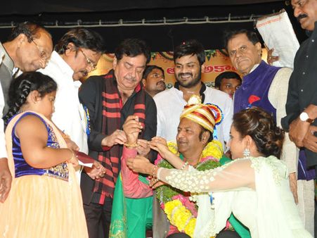 మోహన్ బాబు సన్మాన సభలో చిరు గురించి..., 'రాయలసీమ వాడినని...'(పిక్చర్స్)